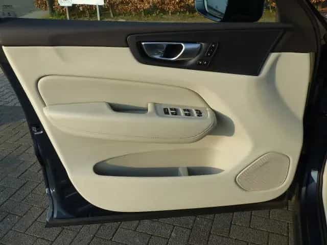 Volvo XC60 Plus Dark B4 Aut.*LEDER hell* 06/2023-photo-3
