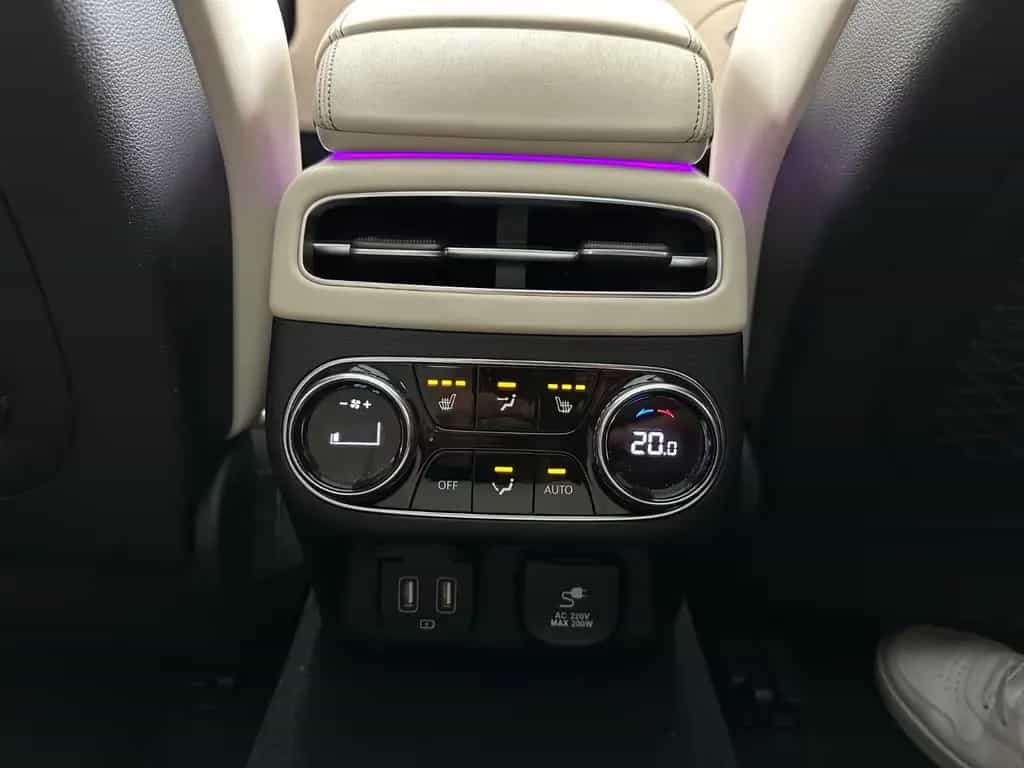 Genesis GV70 4WD Panorama ACC LED 8-fach bereift 10/2021-photo-15