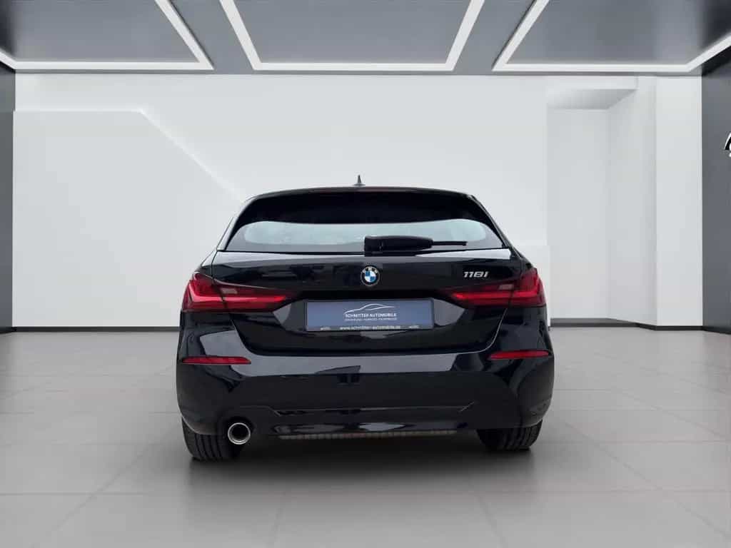 BMW 1 Series 118i  Limousine Automatik  Advantage 11/2022-photo-3