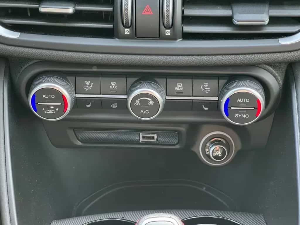 Alfa Romeo Giulia Competizione+NAVI+HARMAN+LEDER+BREMBO+KAM 06/2023-photo-27