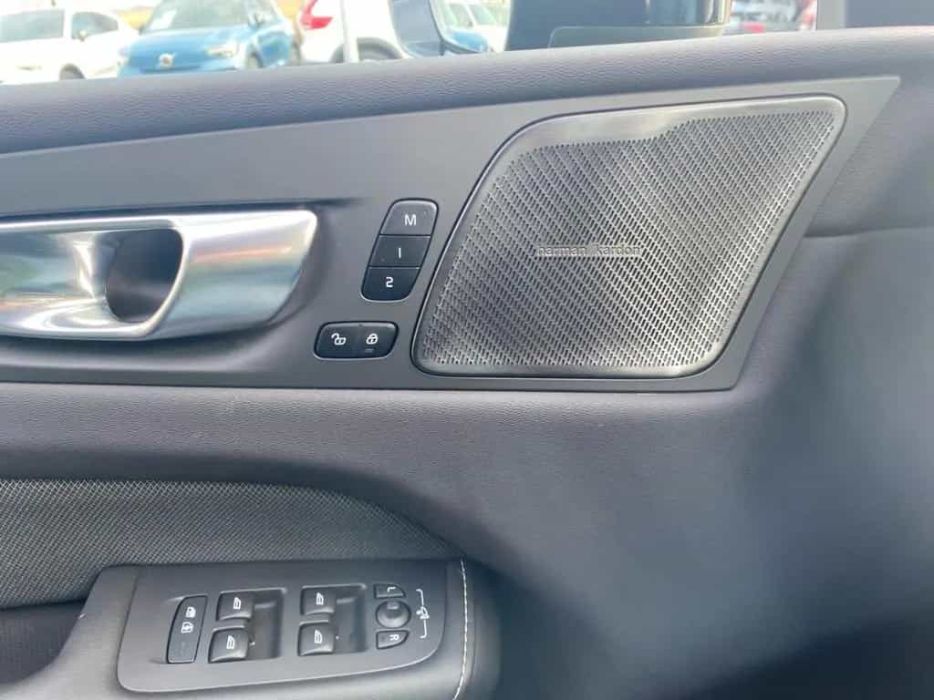 Volvo XC60 Plus Dark B4 Benzin StandHZG AHK Navi Leder 10/2023-photo-12