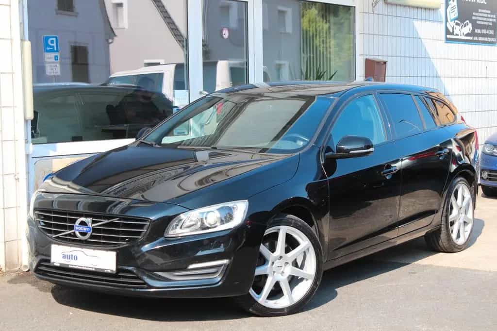 Volvo V60 2.4 D4 Kombi Linje Svart AWD Xenon*Stndh*AHK 01/2018-photo-1