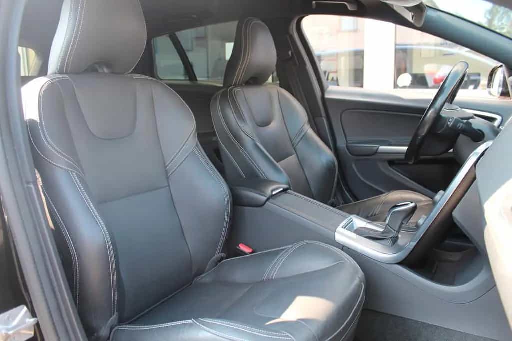 Volvo V60 2.4 D4 Kombi Linje Svart AWD Xenon*Stndh*AHK 01/2018-photo-17