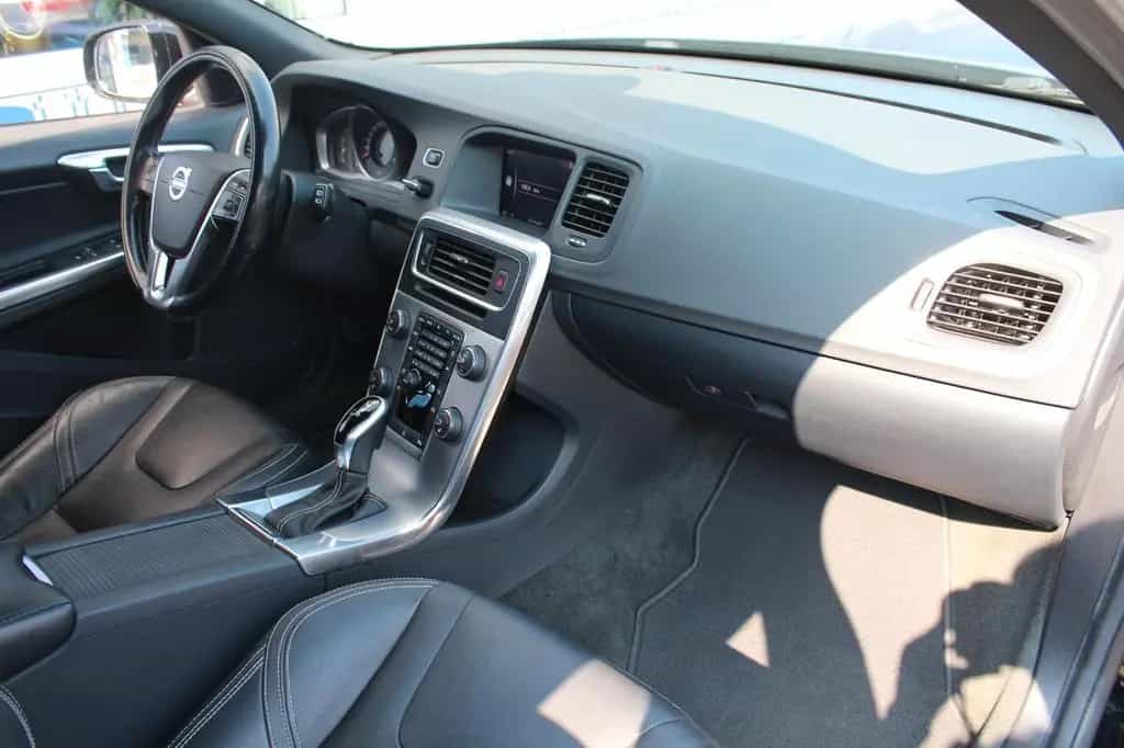 Volvo V60 2.4 D4 Kombi Linje Svart AWD Xenon*Stndh*AHK 01/2018-photo-18