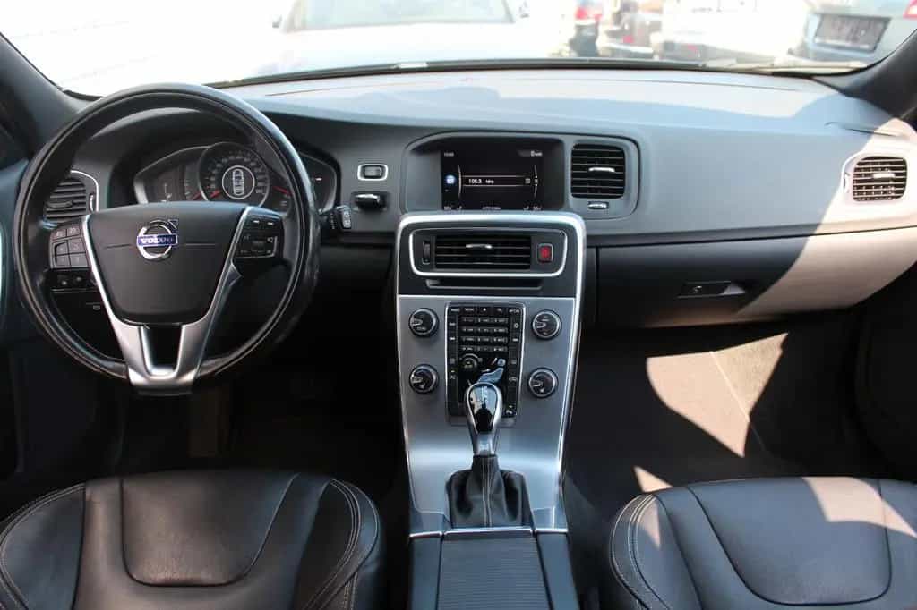 Volvo V60 2.4 D4 Kombi Linje Svart AWD Xenon*Stndh*AHK 01/2018-photo-19