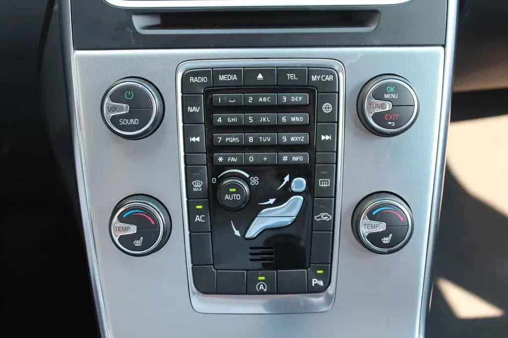 Volvo V60 2.4 D4 Kombi Linje Svart AWD Xenon*Stndh*AHK 01/2018-photo-23