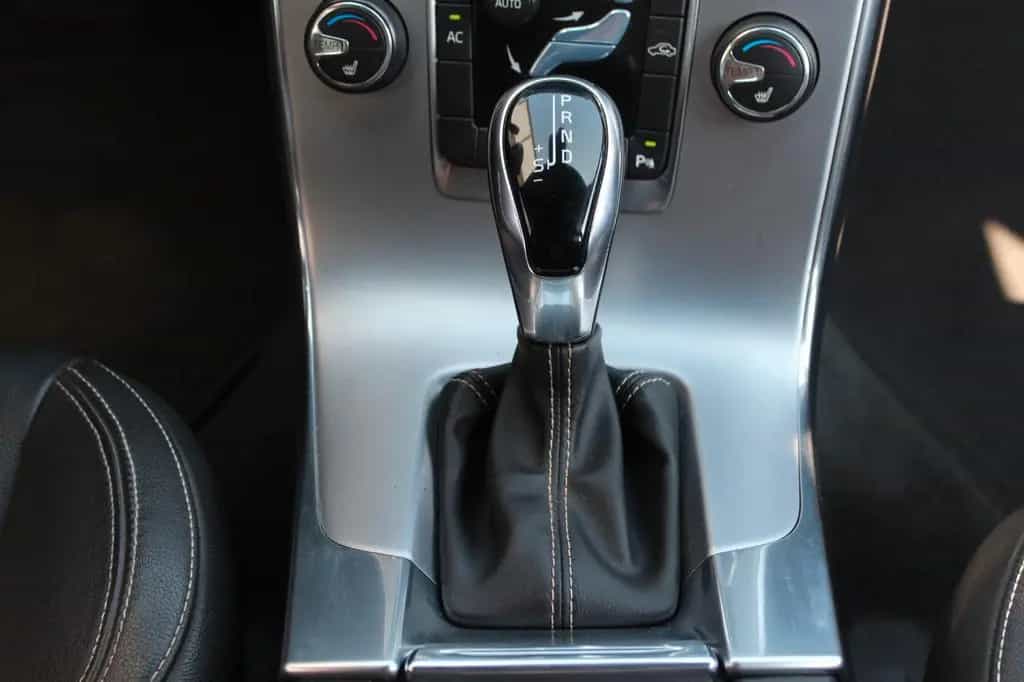 Volvo V60 2.4 D4 Kombi Linje Svart AWD Xenon*Stndh*AHK 01/2018-photo-24