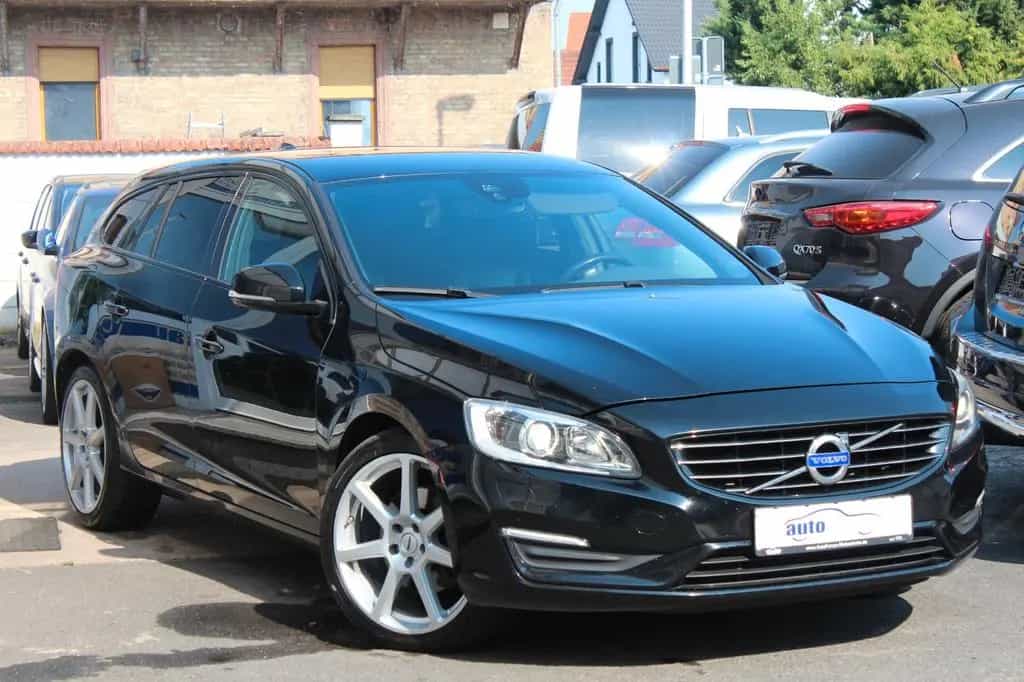 Volvo V60 2.4 D4 Kombi Linje Svart AWD Xenon*Stndh*AHK 01/2018-photo-3