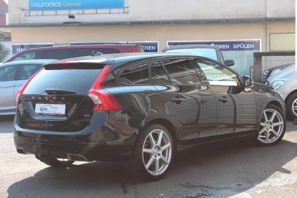 Volvo V60 2.4 D4 Kombi Linje Svart AWD Xenon*Stndh*AHK 01/2018-photo-4