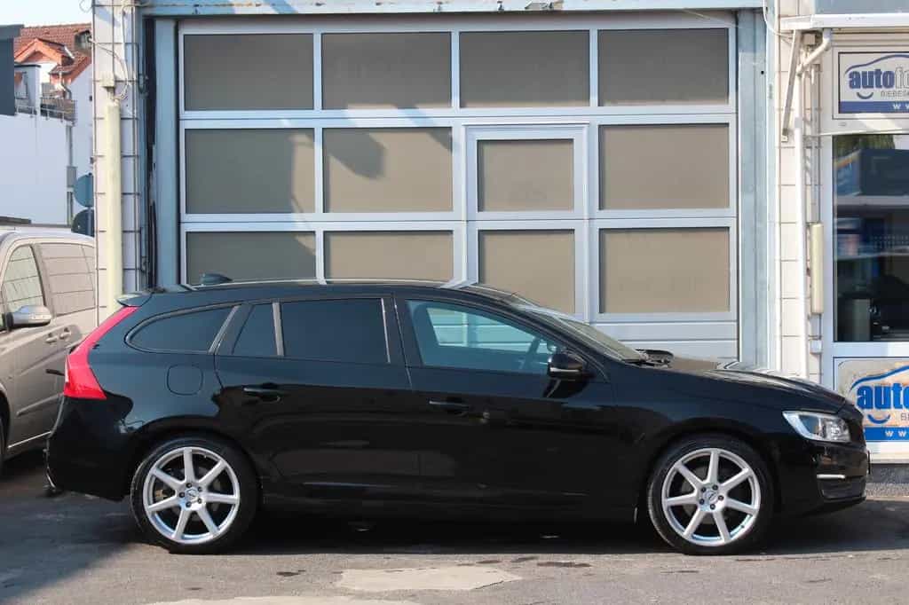 Volvo V60 2.4 D4 Kombi Linje Svart AWD Xenon*Stndh*AHK 01/2018-photo-5