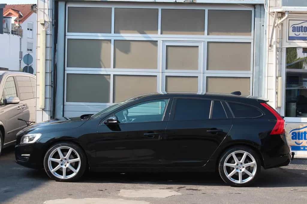 Volvo V60 2.4 D4 Kombi Linje Svart AWD Xenon*Stndh*AHK 01/2018-photo-8