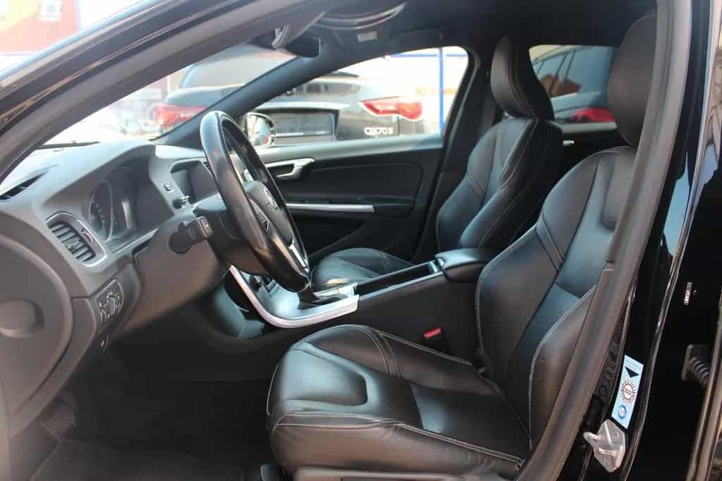 Volvo V60 2.4 D4 Kombi Linje Svart AWD Xenon*Stndh*AHK 01/2018-photo-9
