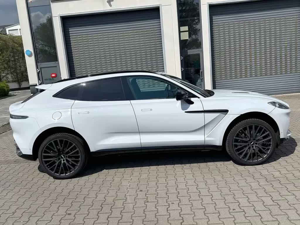 Aston Martin DBX 550 23 Zoll Sportauspuff Black Pack Panorama 04/2023-photo-5