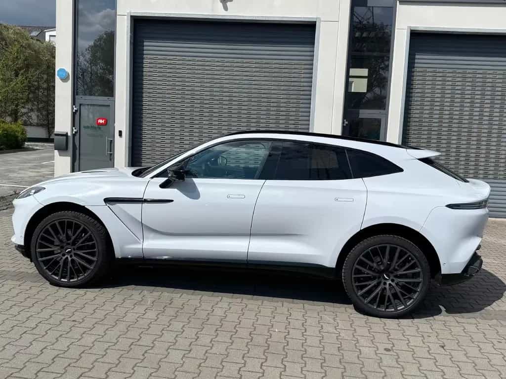 Aston Martin DBX 550 23 Zoll Sportauspuff Black Pack Panorama 04/2023-photo-8