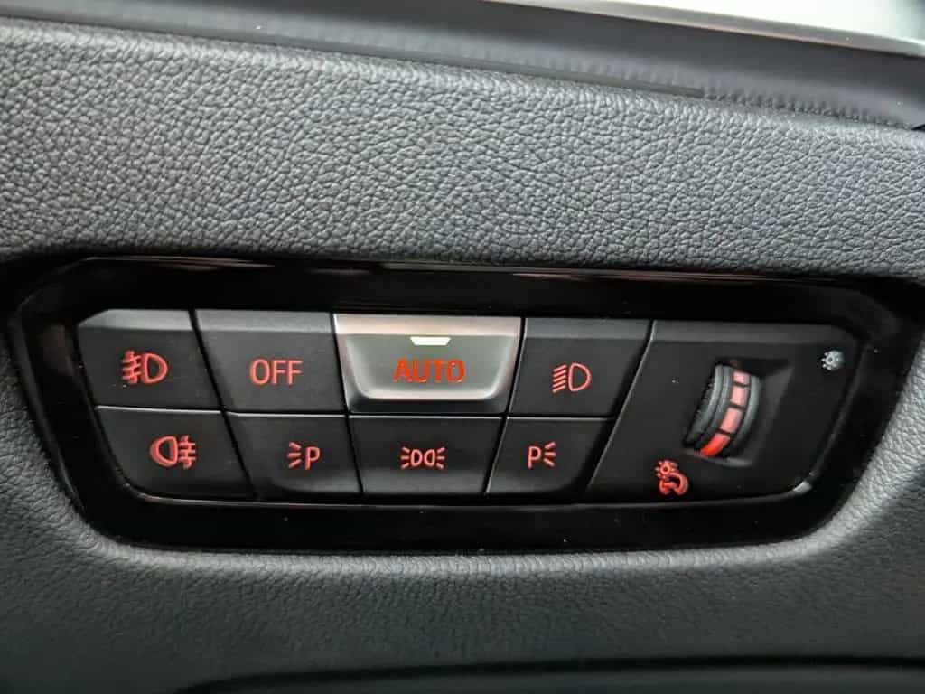BMW 3 Series 330 i xDrive Luxury Line LED+NAVI+PANO+LEDER+AHK 05/2021-photo-26