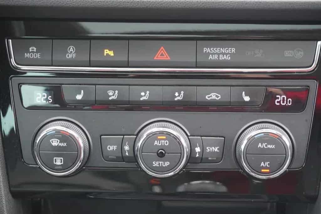 Seat Leon 1.5 TSI FR Navi LED PDC Schiebedach 11/2018-photo-17