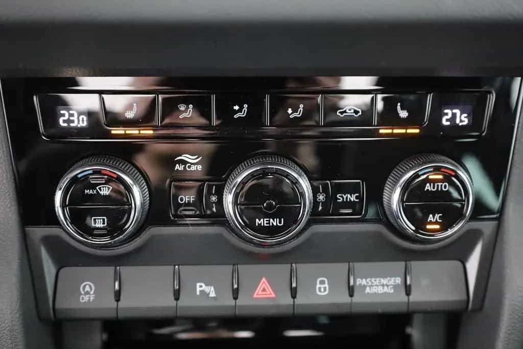 Skoda Karoq Sportline 1.5 TSI DSG Matrix ACC AHK Pano 02/2026-photo-11