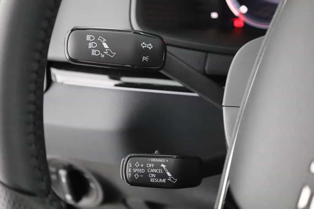 Skoda Karoq Sportline 1.5 TSI DSG Matrix ACC AHK Pano 02/2026-photo-17