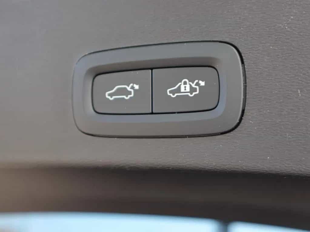 Volvo XC40 Plus Dark FWD 02/2025-photo-10
