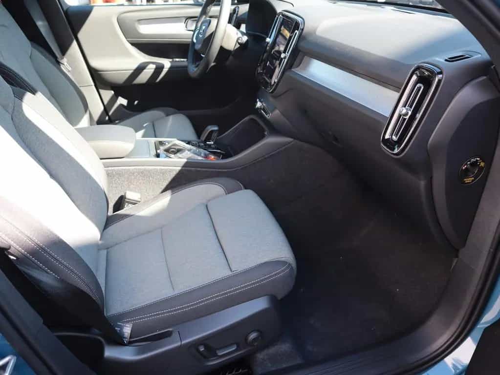 Volvo XC40 Plus Dark FWD 02/2025-photo-12