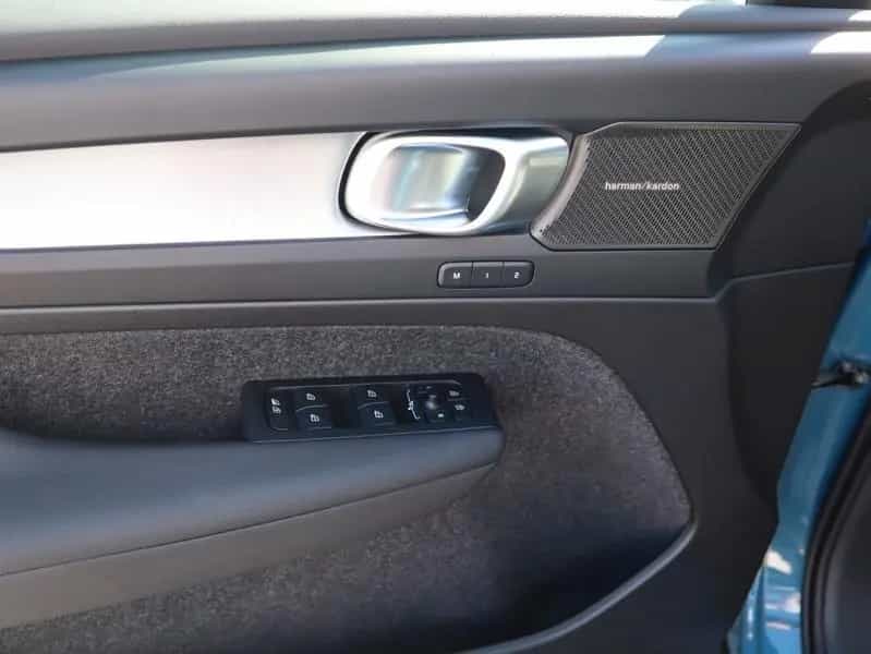 Volvo XC40 Plus Dark FWD 02/2025-photo-21