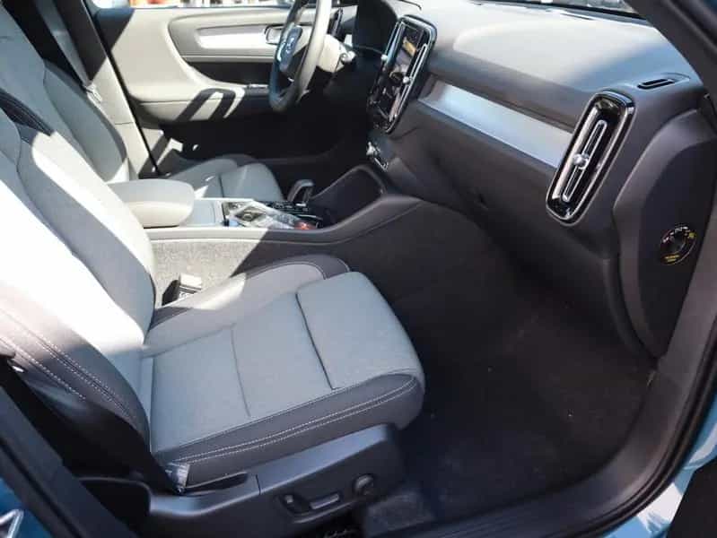 Volvo XC40 Plus Dark FWD 02/2025-photo-28