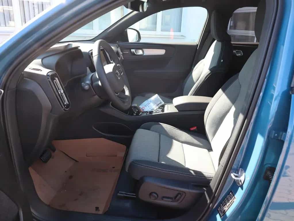 Volvo XC40 Plus Dark FWD 02/2025-photo-4