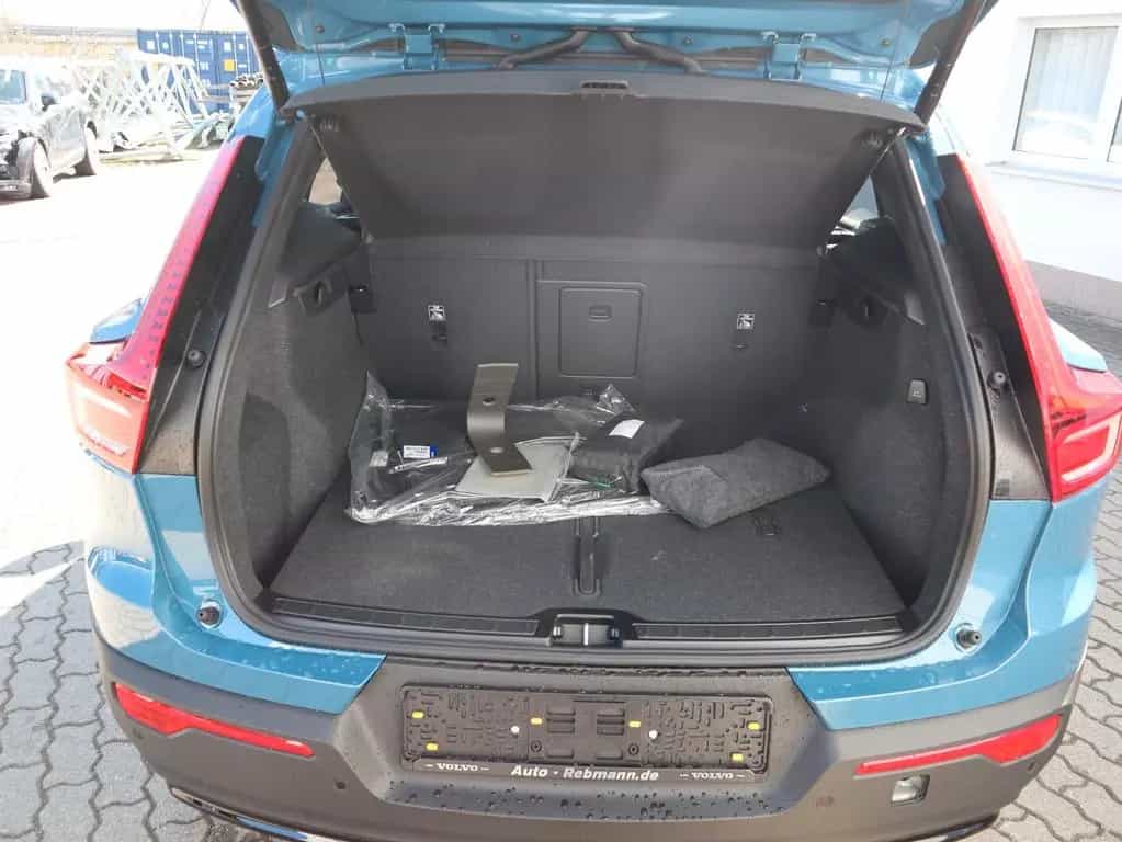 Volvo XC40 Plus Dark FWD 02/2025-photo-9