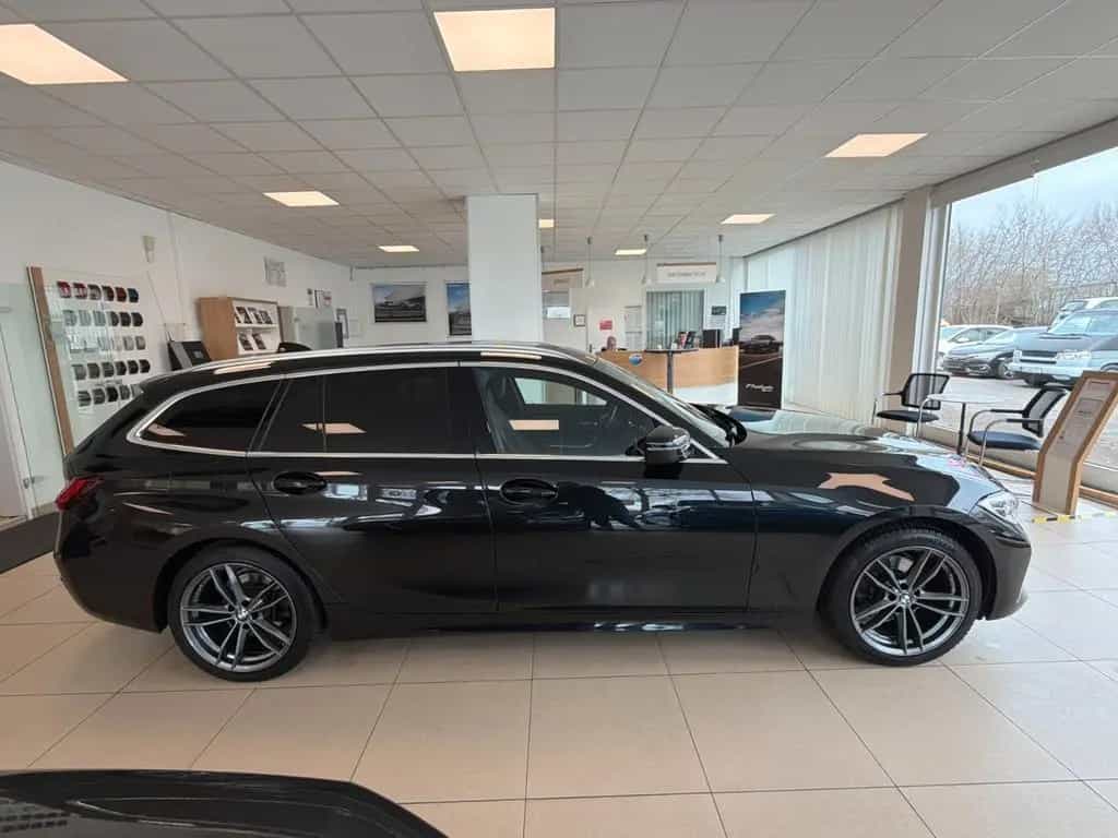 BMW 3 Series 320 3 Touring 320 d Luxury Line 03/2022-photo-3