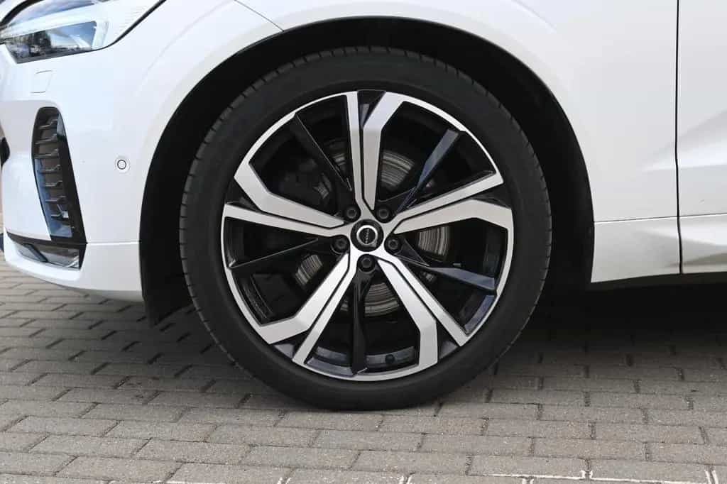 Volvo XC60 B4 Ultimate Dark AWD*LUFT*360°*SDTHZG*LED 02/2023-photo-1