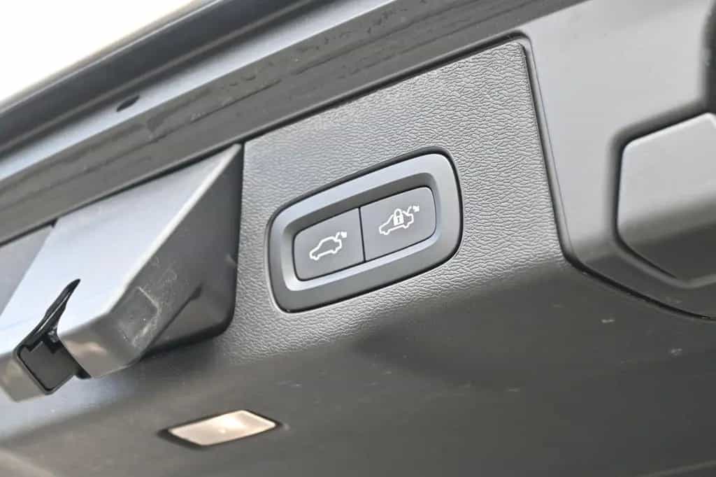Volvo XC60 B4 Ultimate Dark AWD*LUFT*360°*SDTHZG*LED 02/2023-photo-18