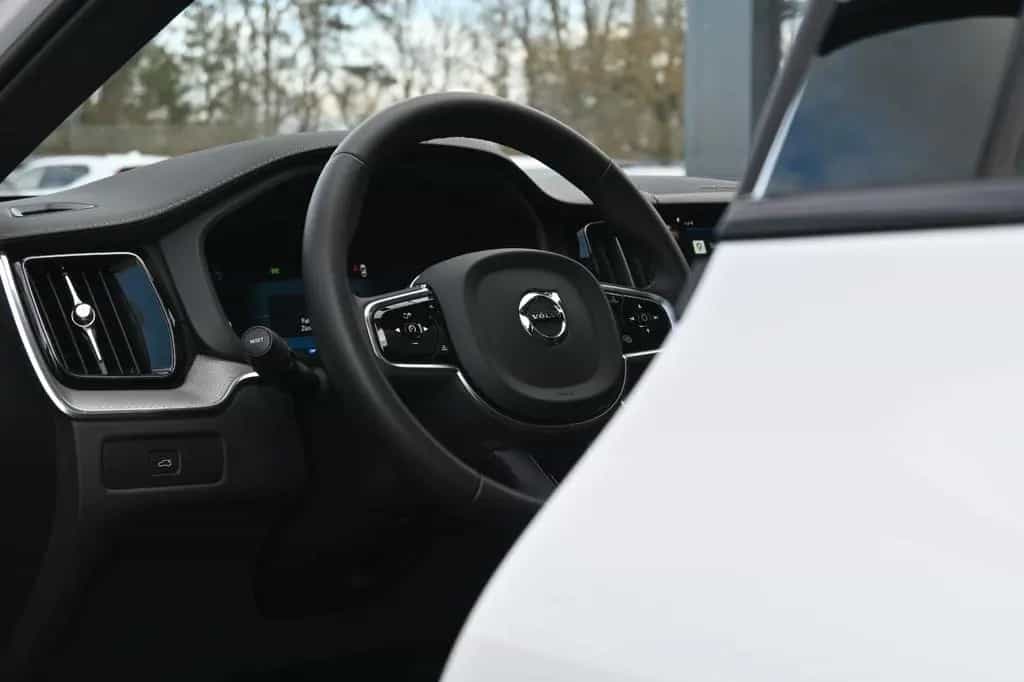 Volvo XC60 B4 Ultimate Dark AWD*LUFT*360°*SDTHZG*LED 02/2023-photo-25