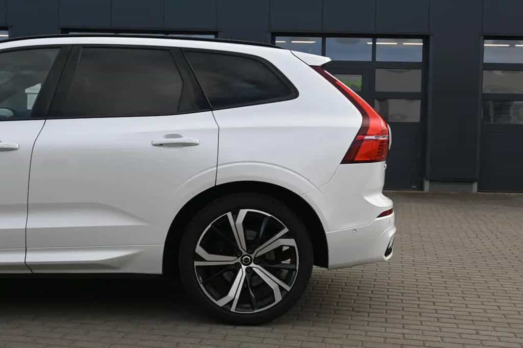 Volvo XC60 B4 Ultimate Dark AWD*LUFT*360°*SDTHZG*LED 02/2023-photo-3