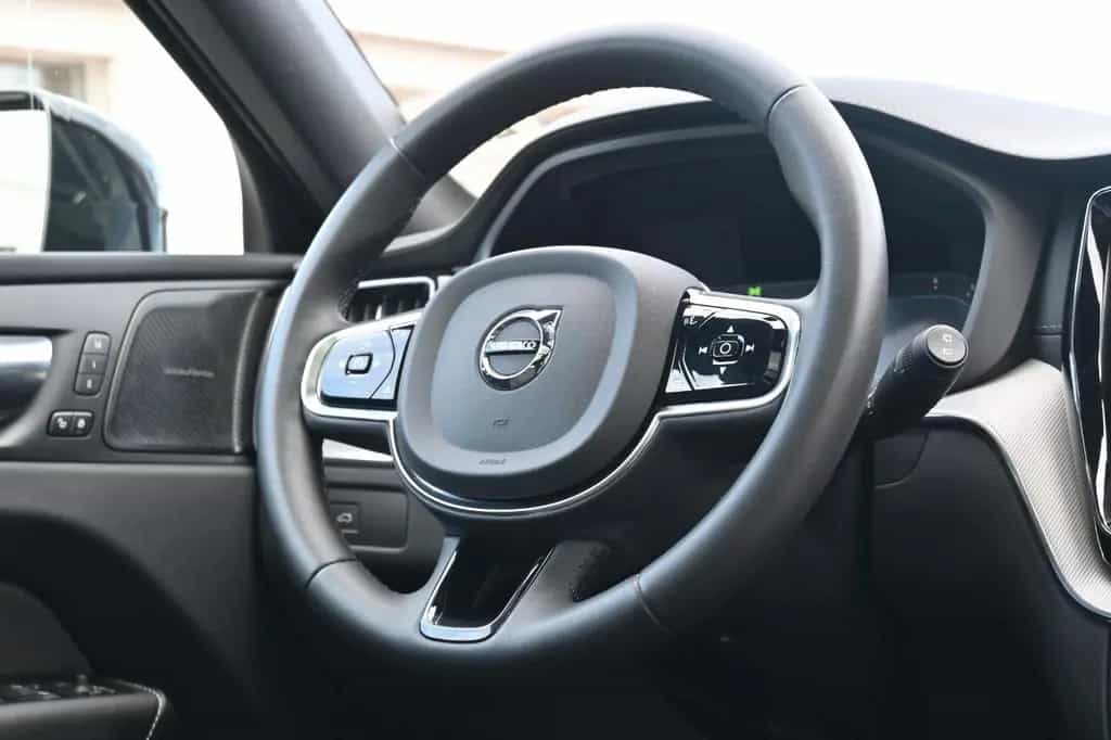 Volvo XC60 B4 Ultimate Dark AWD*LUFT*360°*SDTHZG*LED 02/2023-photo-31