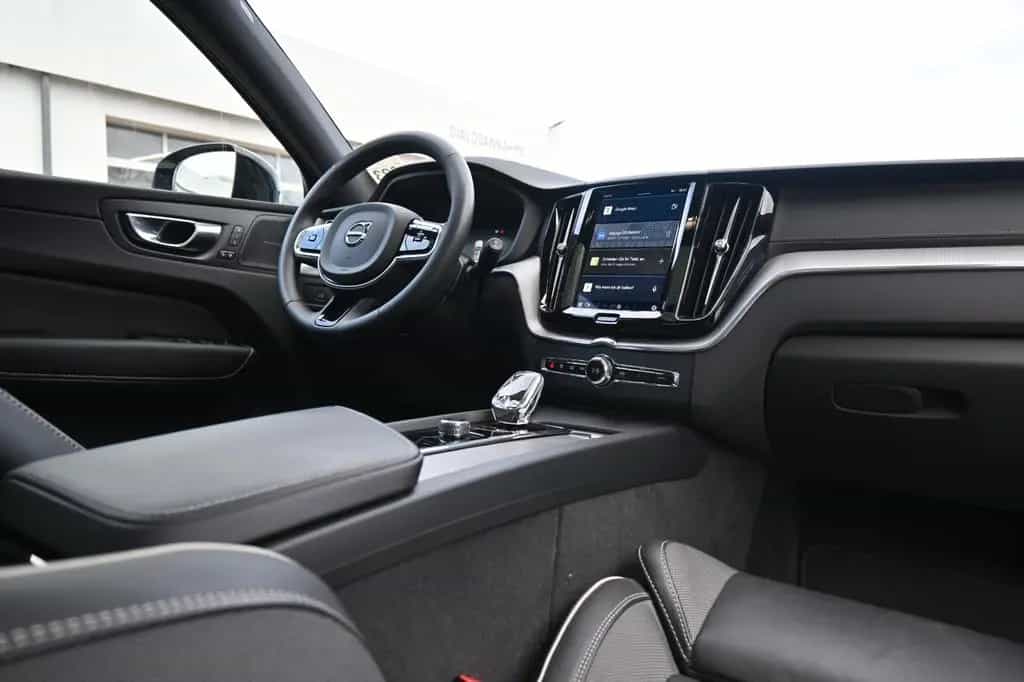 Volvo XC60 B4 Ultimate Dark AWD*LUFT*360°*SDTHZG*LED 02/2023-photo-32