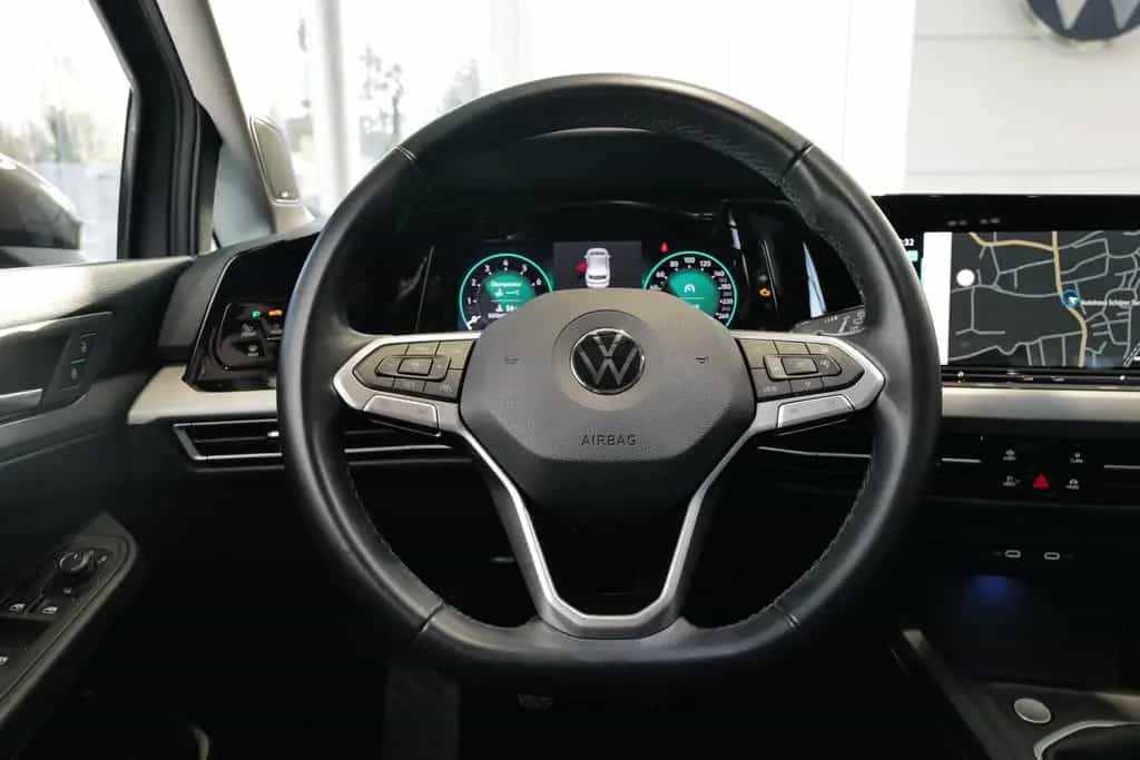 Volkswagen Golf 1.5TSI Life AHK DCC HKardon StdHz Memory 01/2023-photo-12