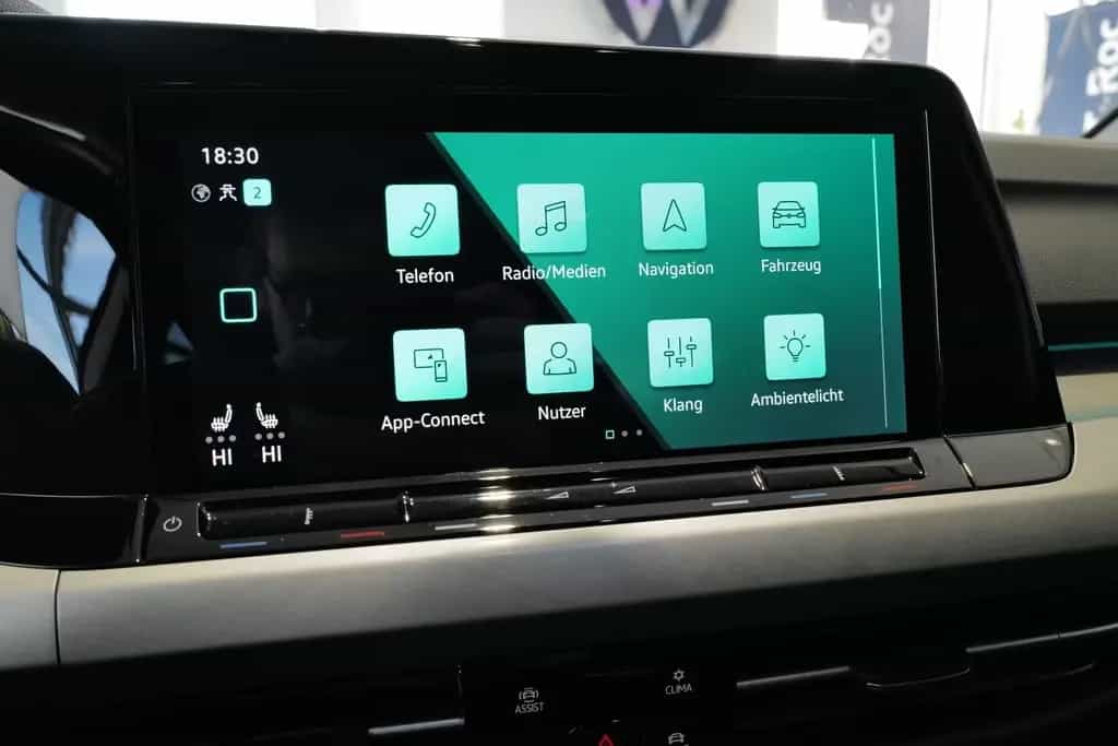 Volkswagen Golf 1.5TSI Life AHK DCC HKardon StdHz Memory 01/2023-photo-16