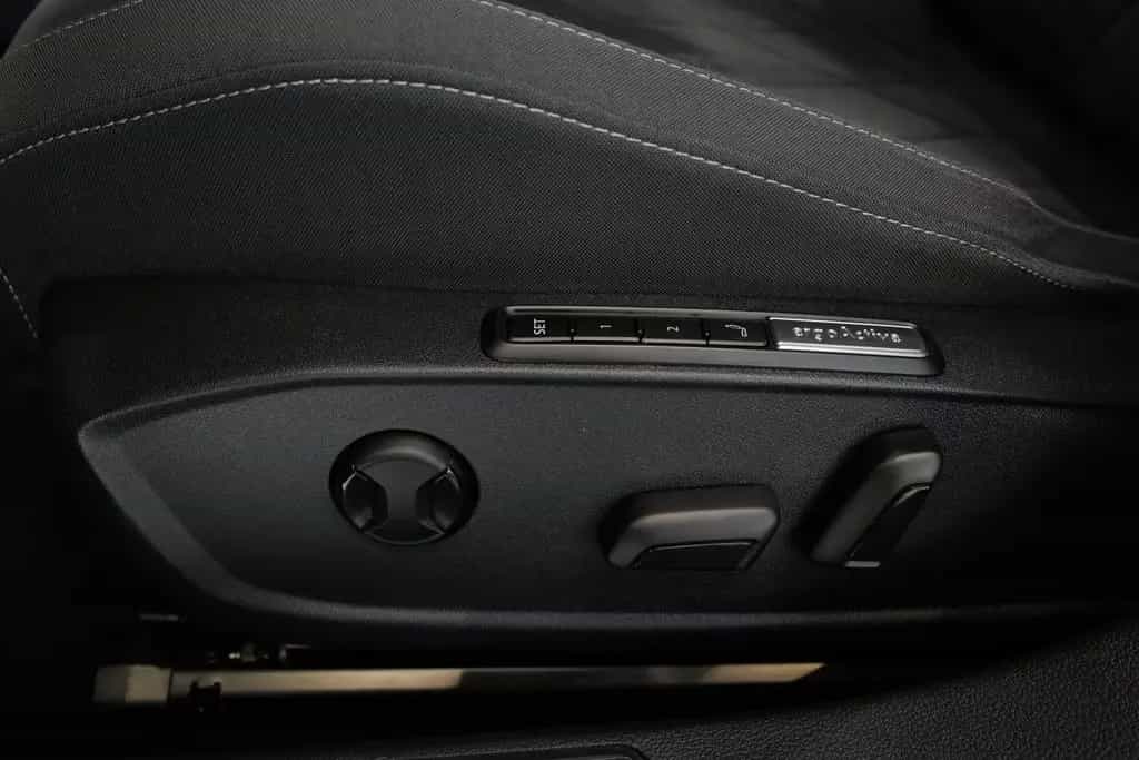 Volkswagen Golf 1.5TSI Life AHK DCC HKardon StdHz Memory 01/2023-photo-20