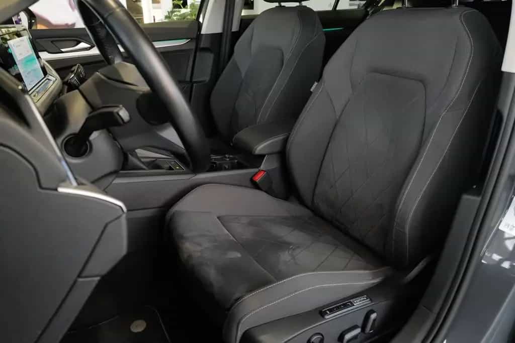 Volkswagen Golf 1.5TSI Life AHK DCC HKardon StdHz Memory 01/2023-photo-21