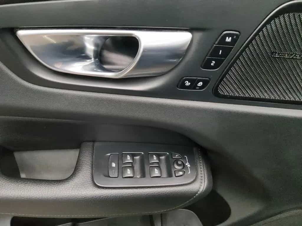 Volvo XC60 B4 Momentum Leder Navi LED RfK AHK Sound 04/2022-photo-9