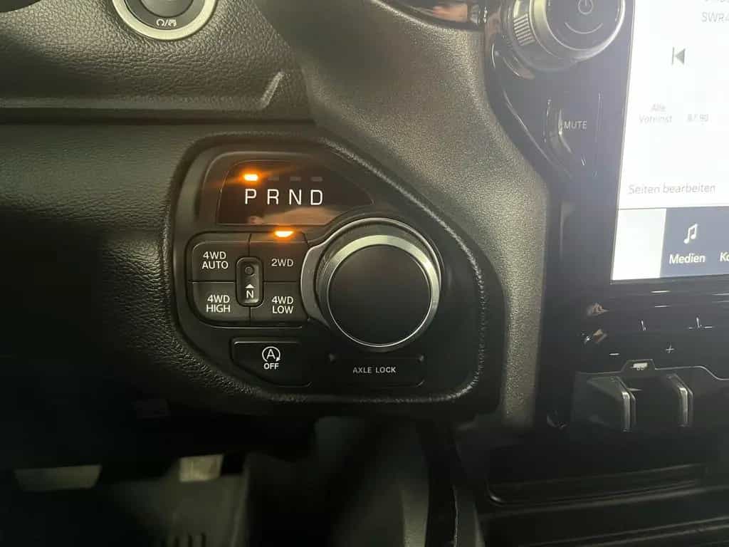 Dodge RAM 5,7l V8 *BIGHORN/12 ZOLL Display/SHZ/LED/AHK 12/2023-photo-16