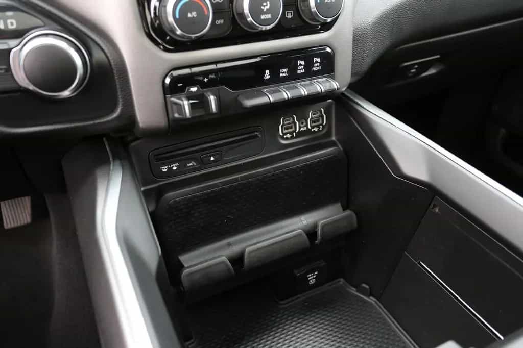 Dodge RAM 1500 CREW CAB*PANO*NAVI*KAM*AHK*UNFALLFREI* 11/2019-photo-29