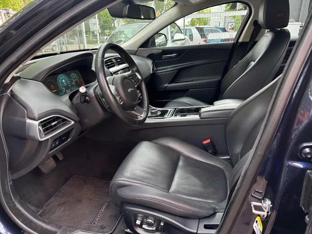 Jaguar XE 25t 250PS AWD Automatik/leder/360°/Wenig Km ! 03/2017-photo-10