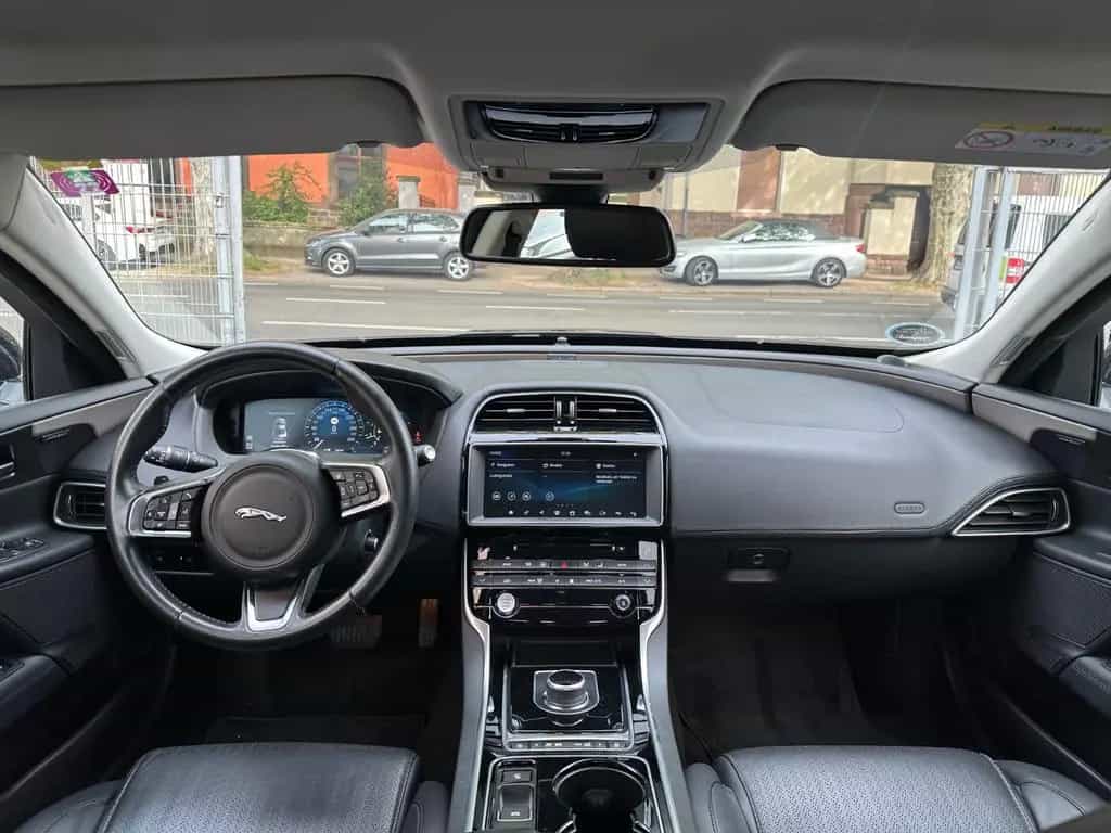 Jaguar XE 25t 250PS AWD Automatik/leder/360°/Wenig Km ! 03/2017-photo-11