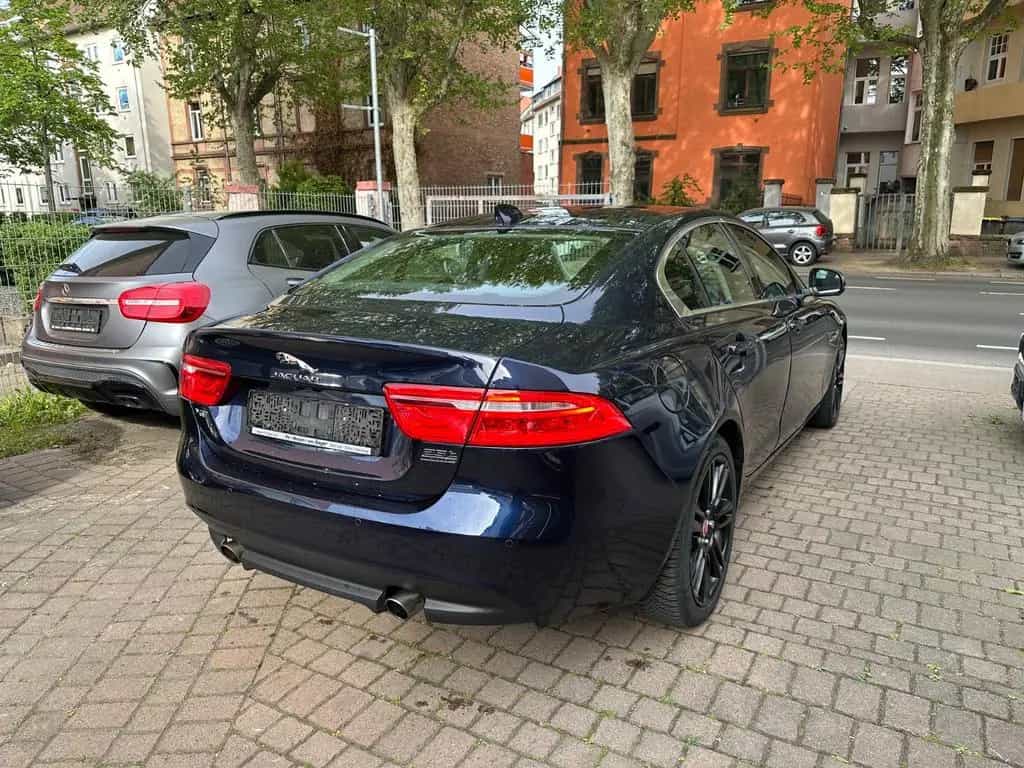 Jaguar XE 25t 250PS AWD Automatik/leder/360°/Wenig Km ! 03/2017-photo-5