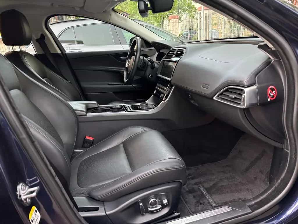 Jaguar XE 25t 250PS AWD Automatik/leder/360°/Wenig Km ! 03/2017-photo-8