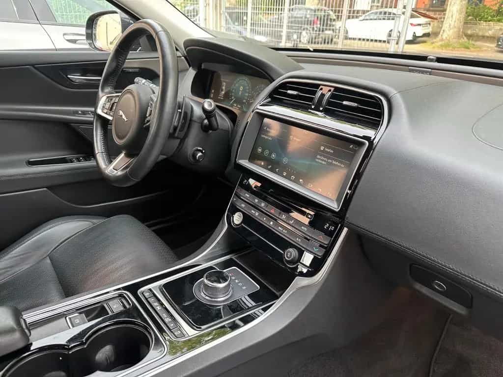 Jaguar XE 25t 250PS AWD Automatik/leder/360°/Wenig Km ! 03/2017-photo-9