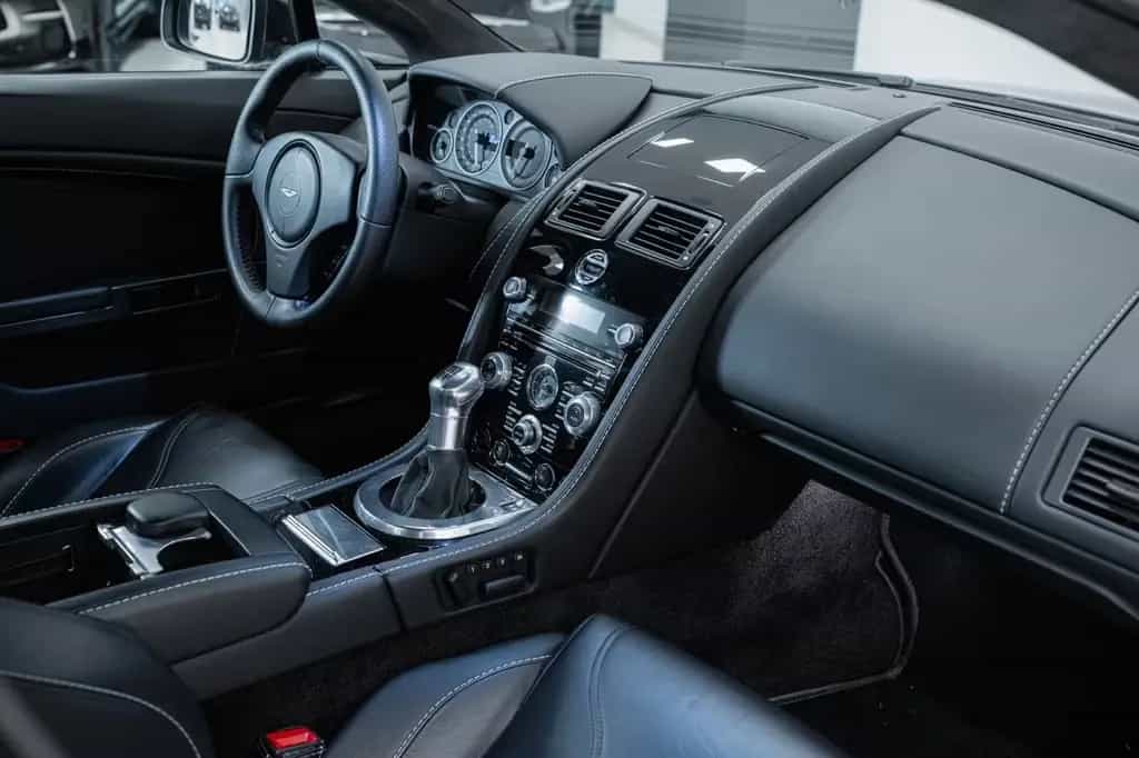 Aston Martin V12 Vantage | Manual | Carbon Black Edition | 12/2013-photo-13