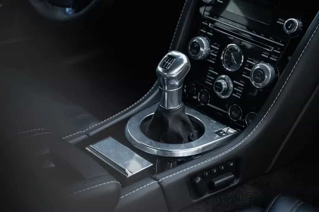 Aston Martin V12 Vantage | Manual | Carbon Black Edition | 12/2013-photo-14
