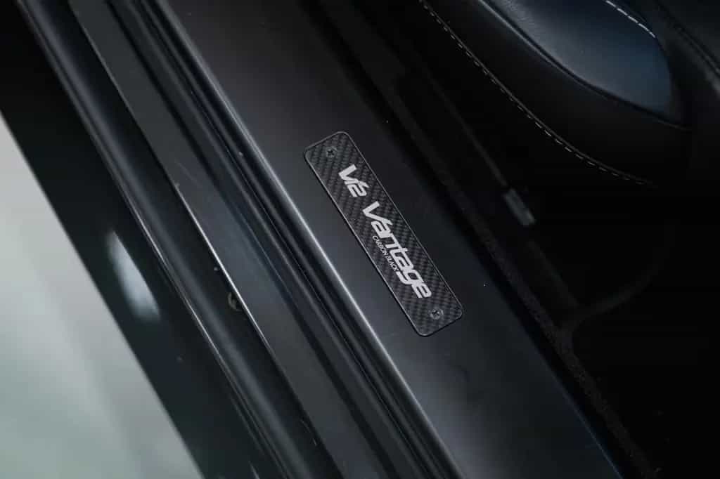 Aston Martin V12 Vantage | Manual | Carbon Black Edition | 12/2013-photo-18